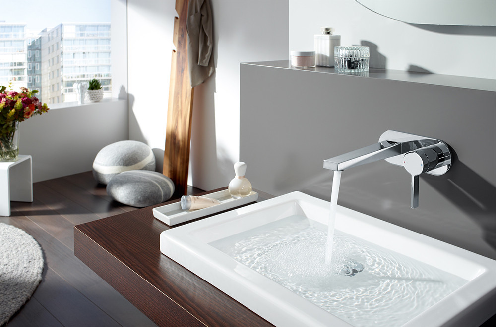 Wandarmaturen, wie die HANSALOFT, wirken zeitlos und schlicht im modernen Bad (Foto: Hansa Armaturen GmbH)