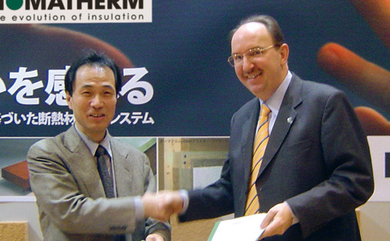 Prof. Ohtomo und Geschäftsführer Horst Mosler bei der Unterzeichnung der Lizenz- und Know-How-Vereinbarung im Sommer 2008